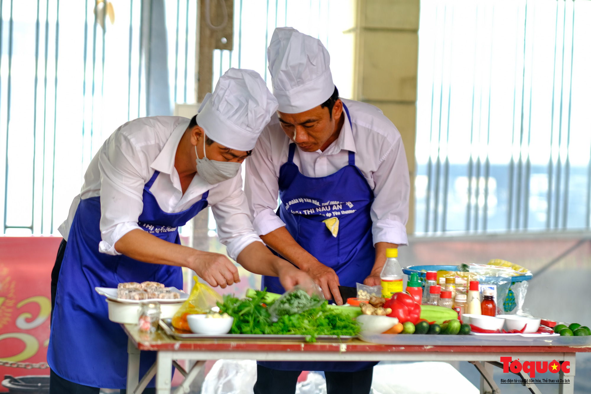 Xem các đấng mày râu vào bếp nấu "Bữa cơm gia đình ấm áp yêu thương" - Ảnh 3.