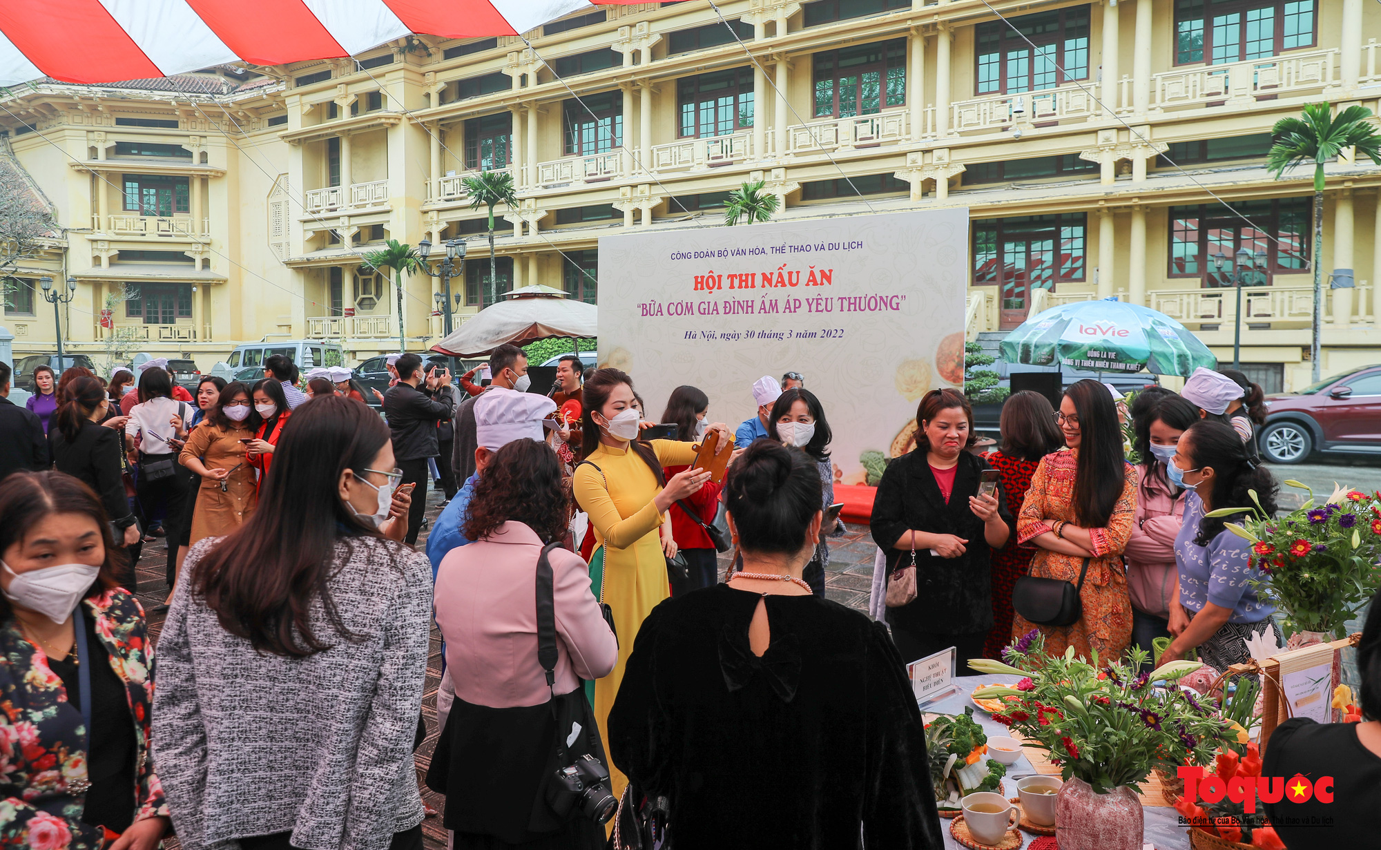 Xem các đấng mày râu vào bếp nấu "Bữa cơm gia đình ấm áp yêu thương" - Ảnh 1.