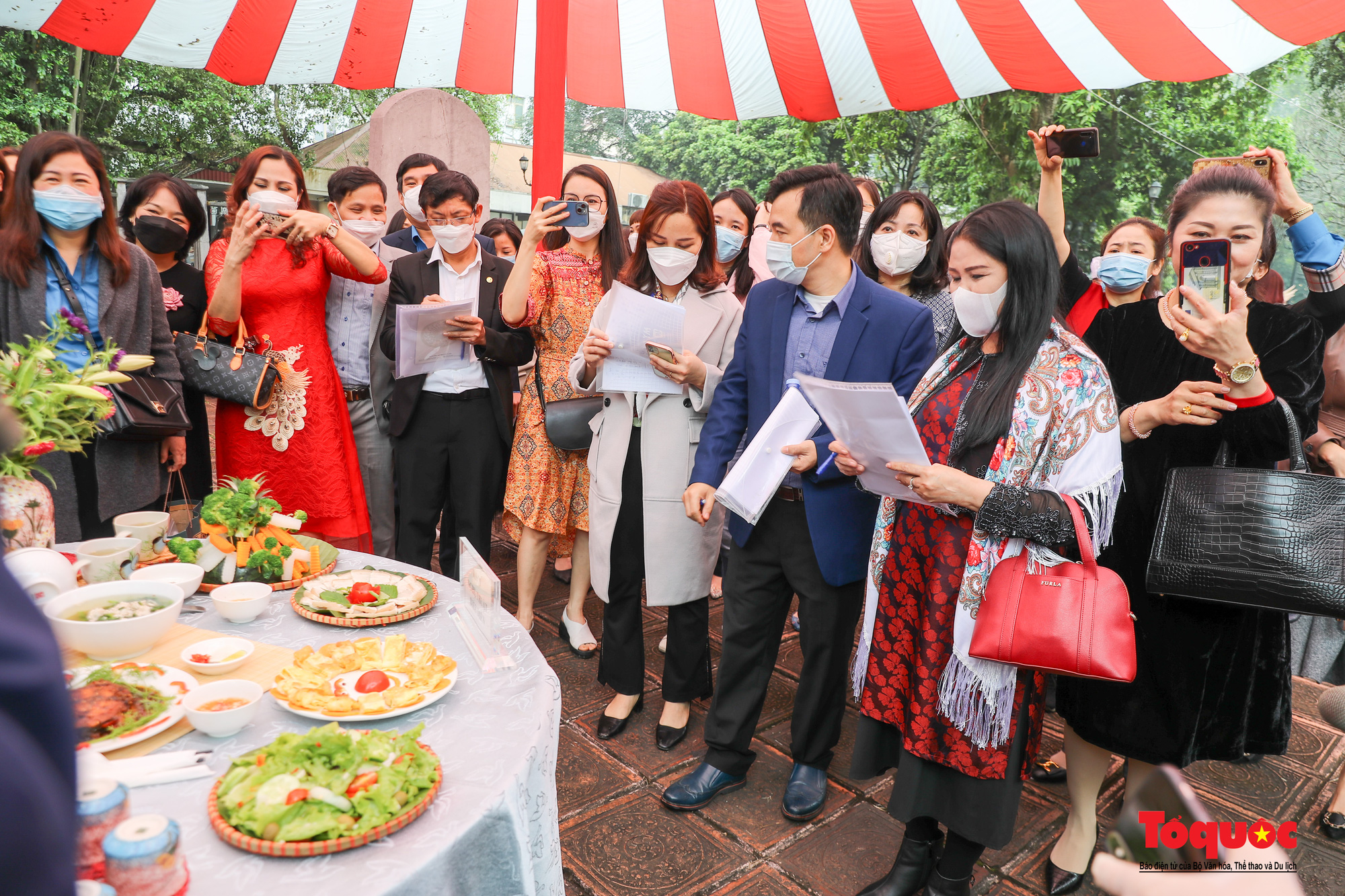 Xem các đấng mày râu vào bếp nấu "Bữa cơm gia đình ấm áp yêu thương" - Ảnh 20.