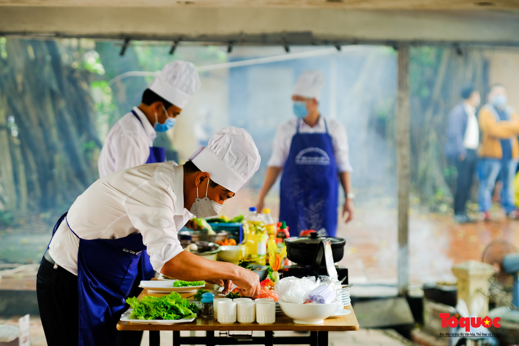 Xem các đấng mày râu vào bếp nấu "Bữa cơm gia đình ấm áp yêu thương" - Ảnh 9.