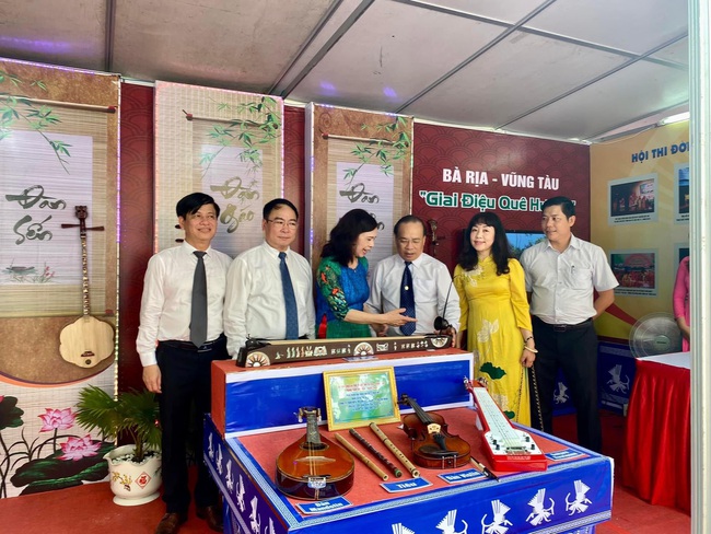Thứ trưởng Đoàn Văn Việt dự Khai mạc Triển lãm Nhạc cụ truyền thống các dân tộc Việt Nam tại Cần Thơ - Ảnh 3.