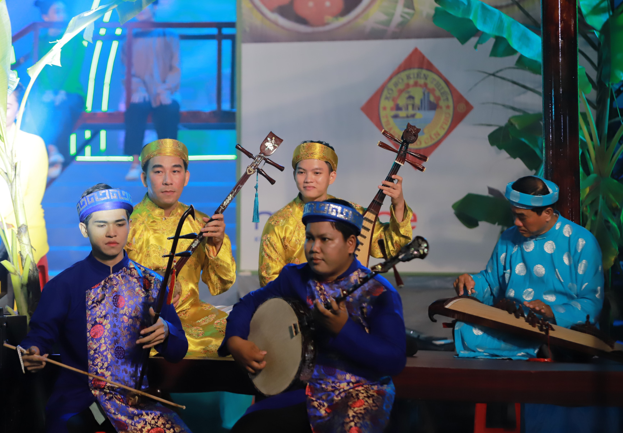 Bộ trưởng Nguyễn Văn Hùng: Nghiên cứu chính sách hỗ trợ để các nghệ nhân đờn ca tài tử giữ gìn bản sắc, truyền lửa cho các thế hệ tương lai - Ảnh 6.