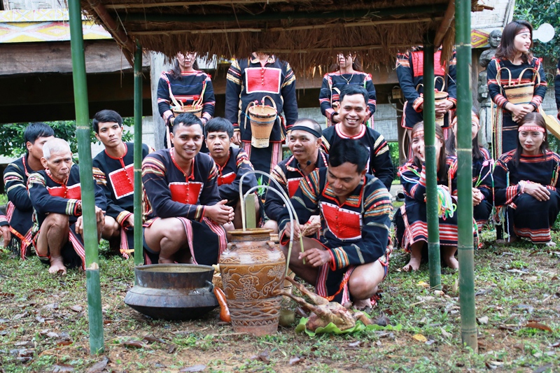 Diễn đàn văn hóa "Phát huy truyền thống văn hóa các dân tộc trong xây dựng môi trường văn hóa" - Ảnh 2.