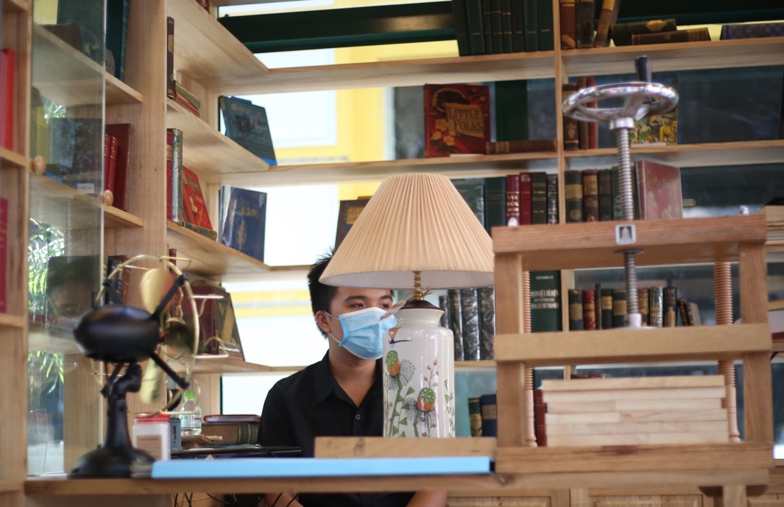 Khai trương gian hàng phục chế sách xưa quý hiếm tại Đường sách TP Hồ Chí Minh - Ảnh 1.
