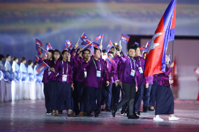 Những khoảnh khắc ấn tượng nhất lễ khai mạc SEA Games 31: Pháo hoa thắp sáng "chảo lửa" Mỹ Đình, những nụ cười tươi ánh lên niềm tự hào dân tộc đã lâu rồi mới thấy! - Ảnh 10.