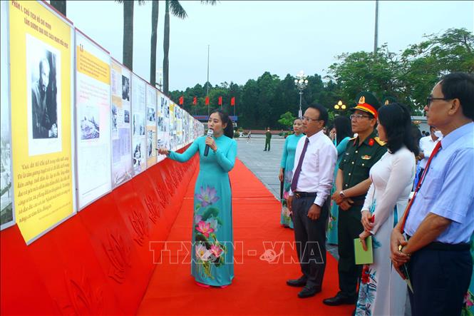 Trưng bày những bức ảnh đẹp, tư liệu quý về Chủ tịch Hồ Chí Minh - Ảnh 2.