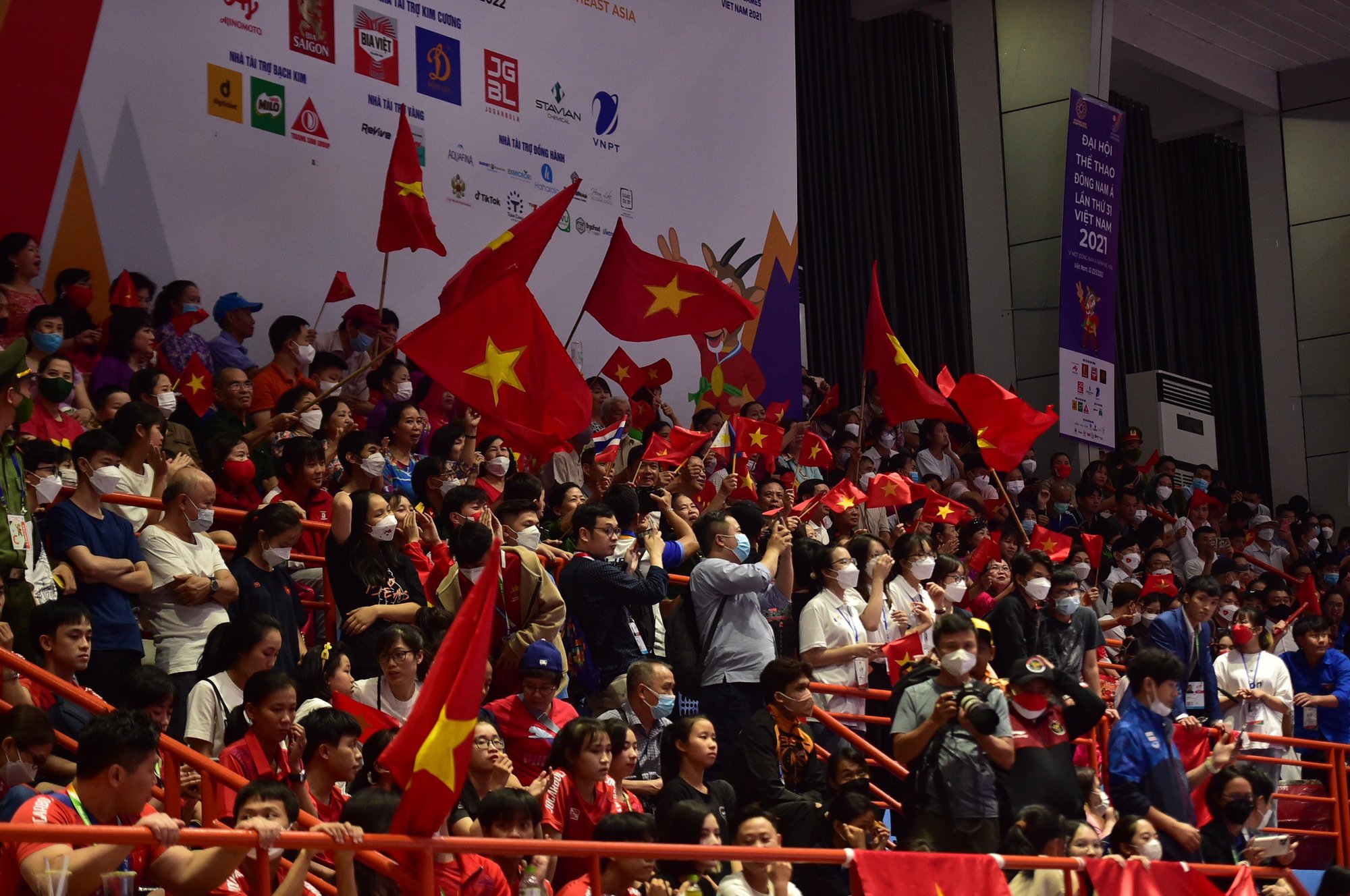 Bộ trưởng Nguyễn Văn Hùng kiểm tra công tác tổ chức, cổ vũ, trao huy chương cho các VĐV tại SEA Games 31 - Ảnh 3.