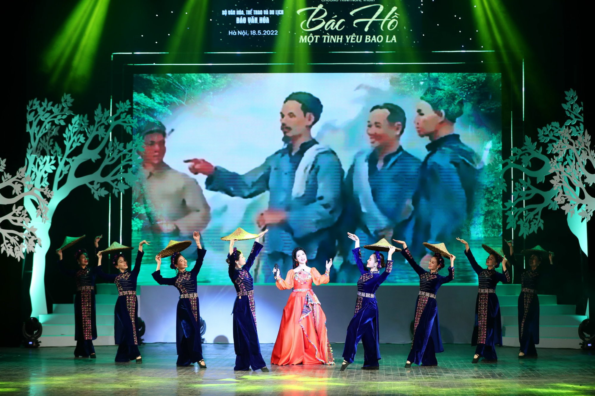 Chương trình nghệ thuật “Bác Hồ một tình yêu bao la”: Hát về Người, tình yêu thiết tha nhất... - Ảnh 4.