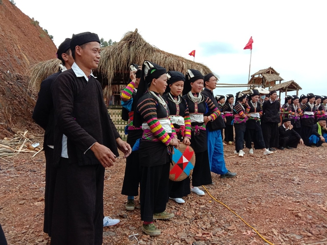 Nâng cao năng lực bảo tồn, phát huy trang phục truyền thống của dân tộc Lô Lô - Ảnh 1.