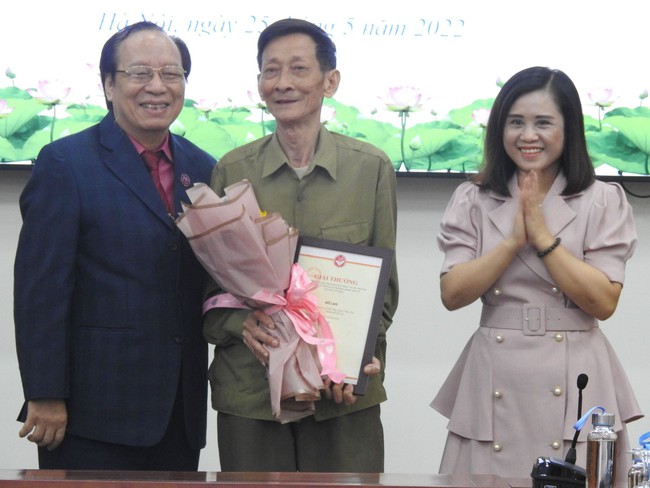 Trao giải 16 tác phẩm kịch bản sân khấu xuất sắc về đề tài Thương binh, Liệt sĩ - Ảnh 2.