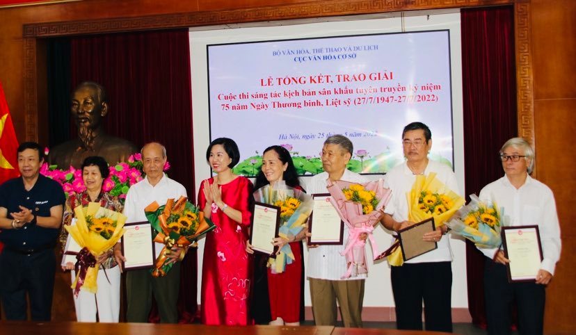 Trao giải 16 tác phẩm kịch bản sân khấu xuất sắc về đề tài Thương binh, Liệt sĩ - Ảnh 3.