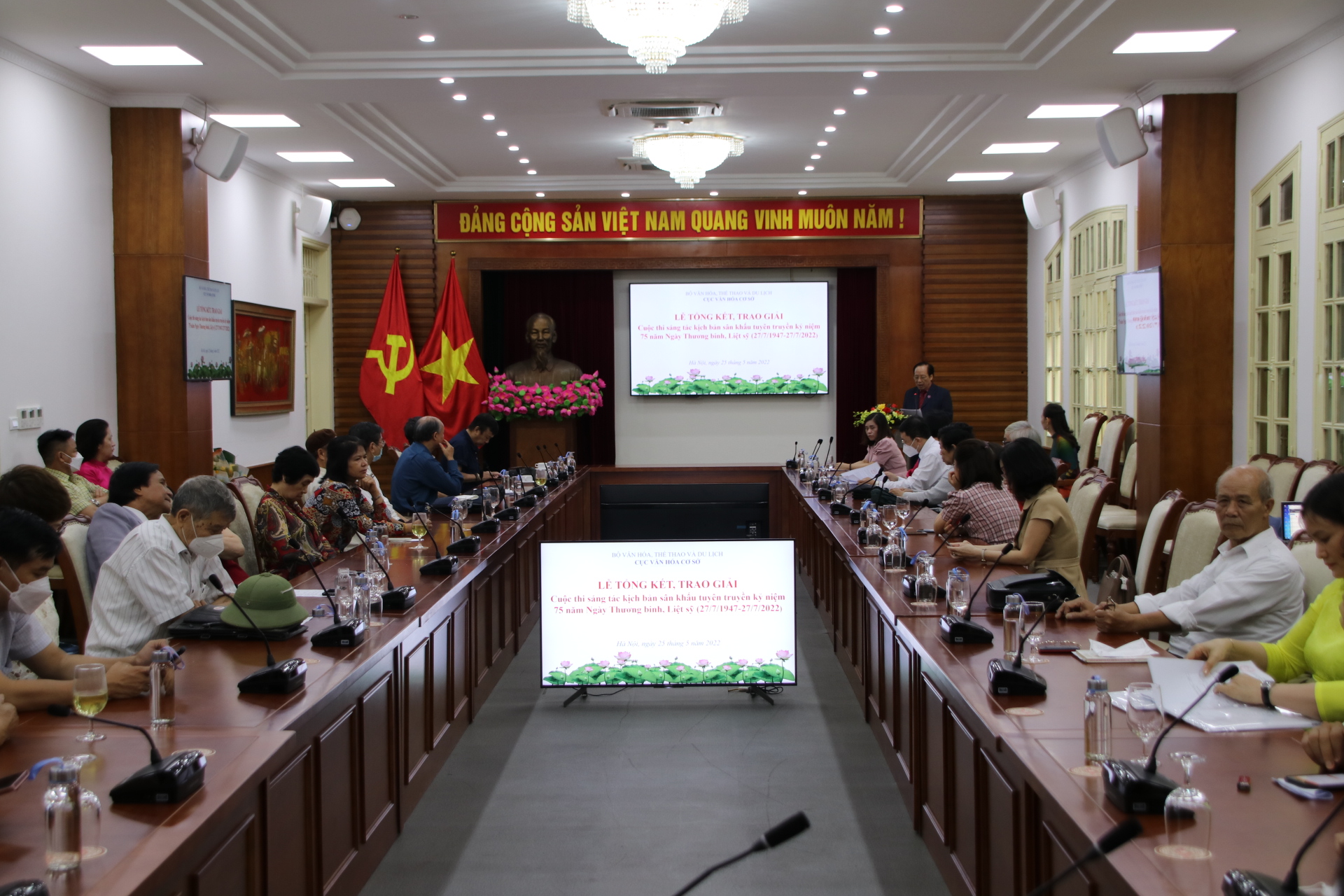 Trao giải 16 tác phẩm kịch bản sân khấu xuất sắc về đề tài Thương binh, Liệt sĩ - Ảnh 1.