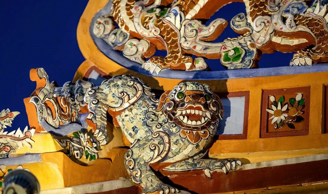 Nghề khảm sành sứ - Nghệ thuật từ mảnh vỡ ghi dấu ấn trường tồn lên những công trình trăm tuổi đặc trưng xứ Huế - Ảnh 3.