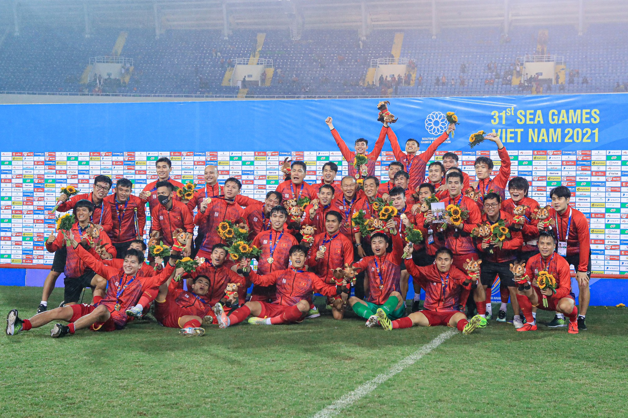 Tặng bằng khen của Thủ tướng Chính phủ cho 305 vận động viên xuất sắc tại SEA Games 31 - Ảnh 1.