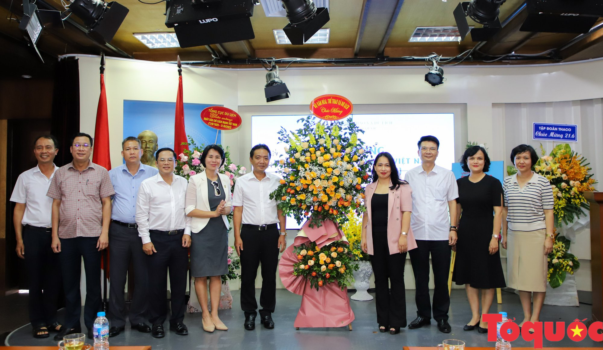 Thứ trưởng Hoàng Đạo Cương thăm và chúc mừng Báo điện tử Tổ Quốc - Ảnh 1.