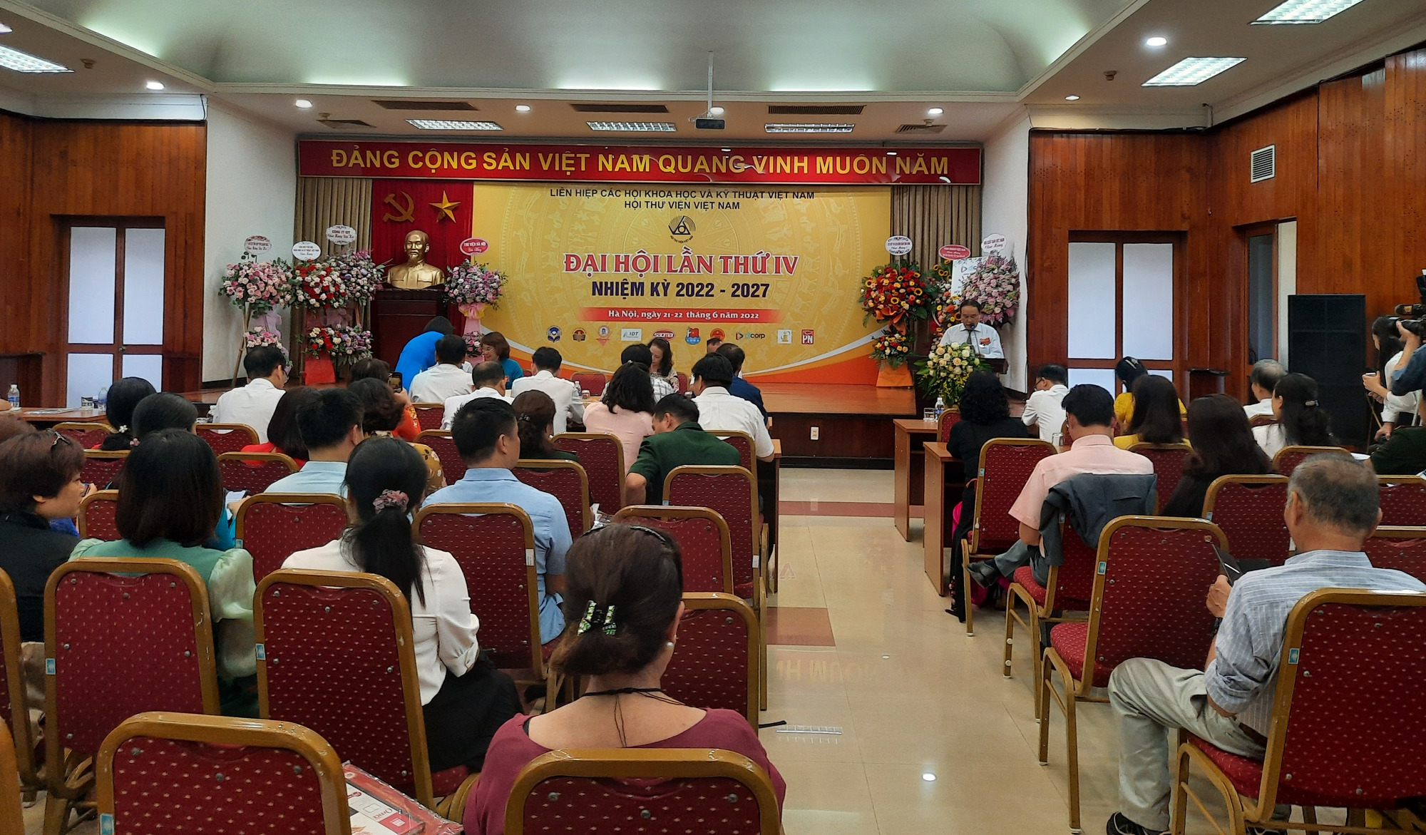 Ông Nguyễn Hữu Giới tiếp tục được bầu làm Chủ tịch Hội Thư viện Việt Nam - Ảnh 1.