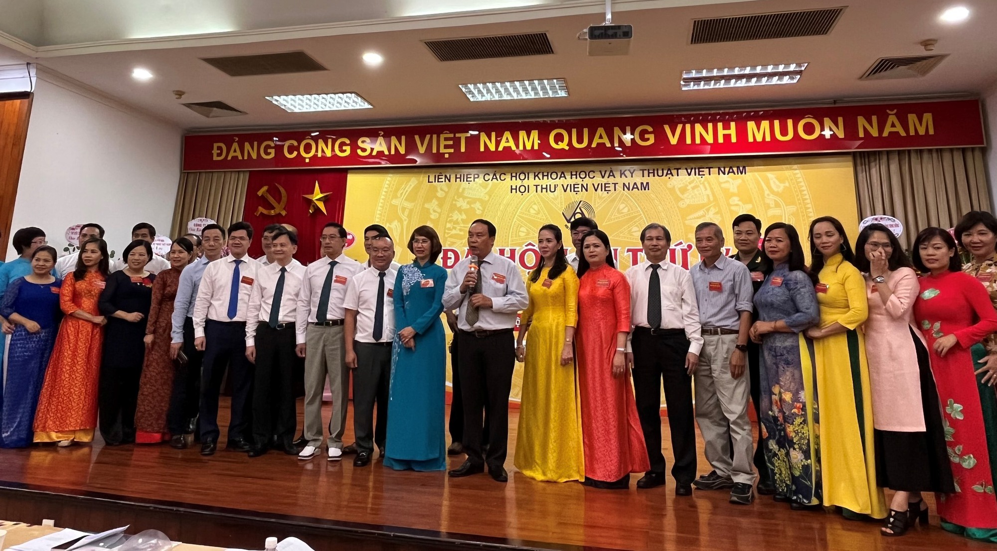 Ông Nguyễn Hữu Giới tiếp tục được bầu làm Chủ tịch Hội Thư viện Việt Nam - Ảnh 3.