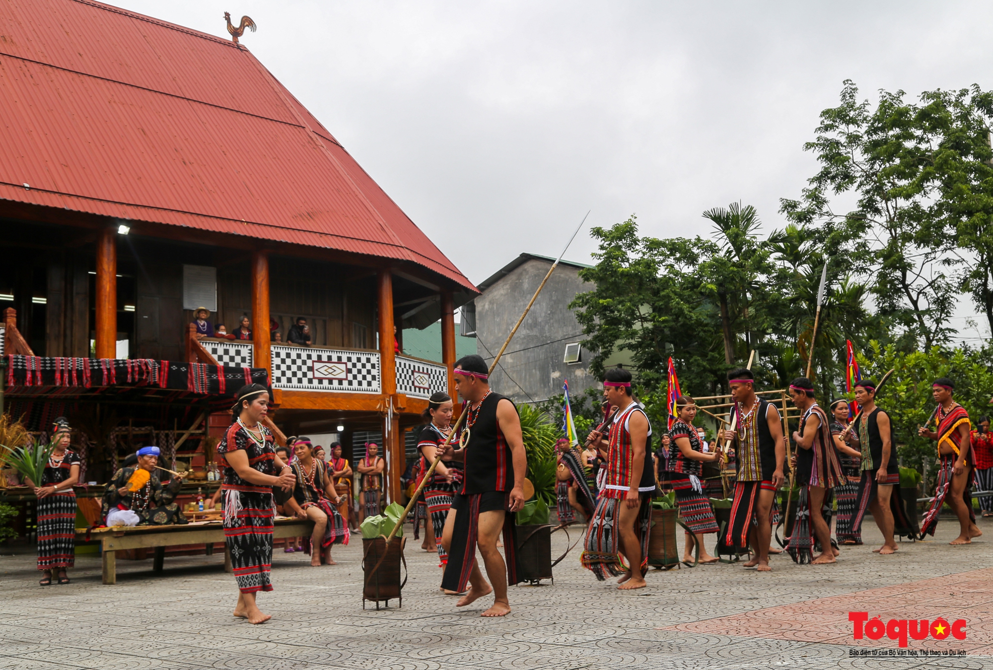 Đồng bào cơ tu - Ảnh 1.