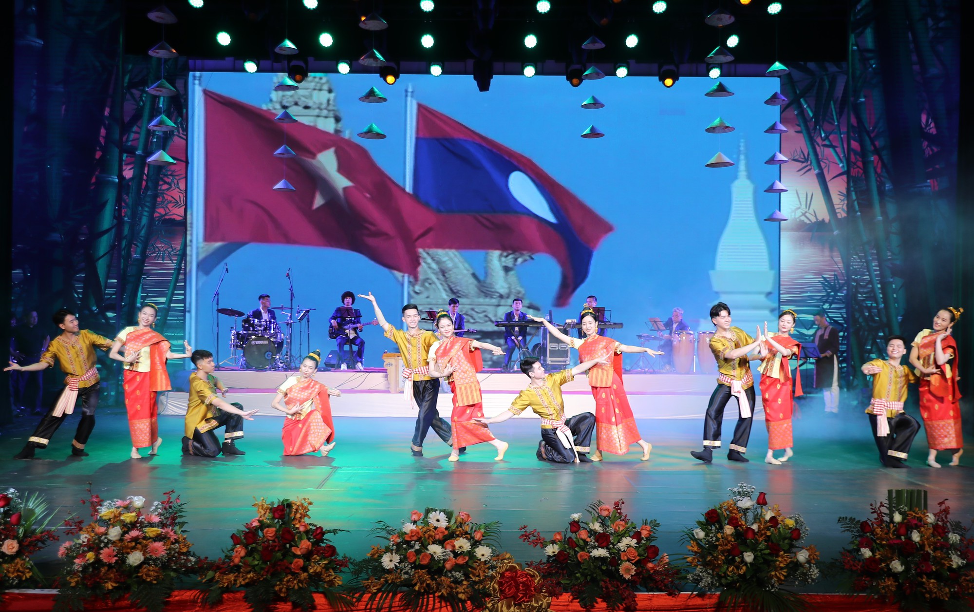 Ảnh: Thứ trưởng hai nước Việt Nam- Lào dự buổi tổng duyệt chương trình nghệ thuật "Hồn sen Việt- Hương sắc Chăm Pa” - Ảnh 1.