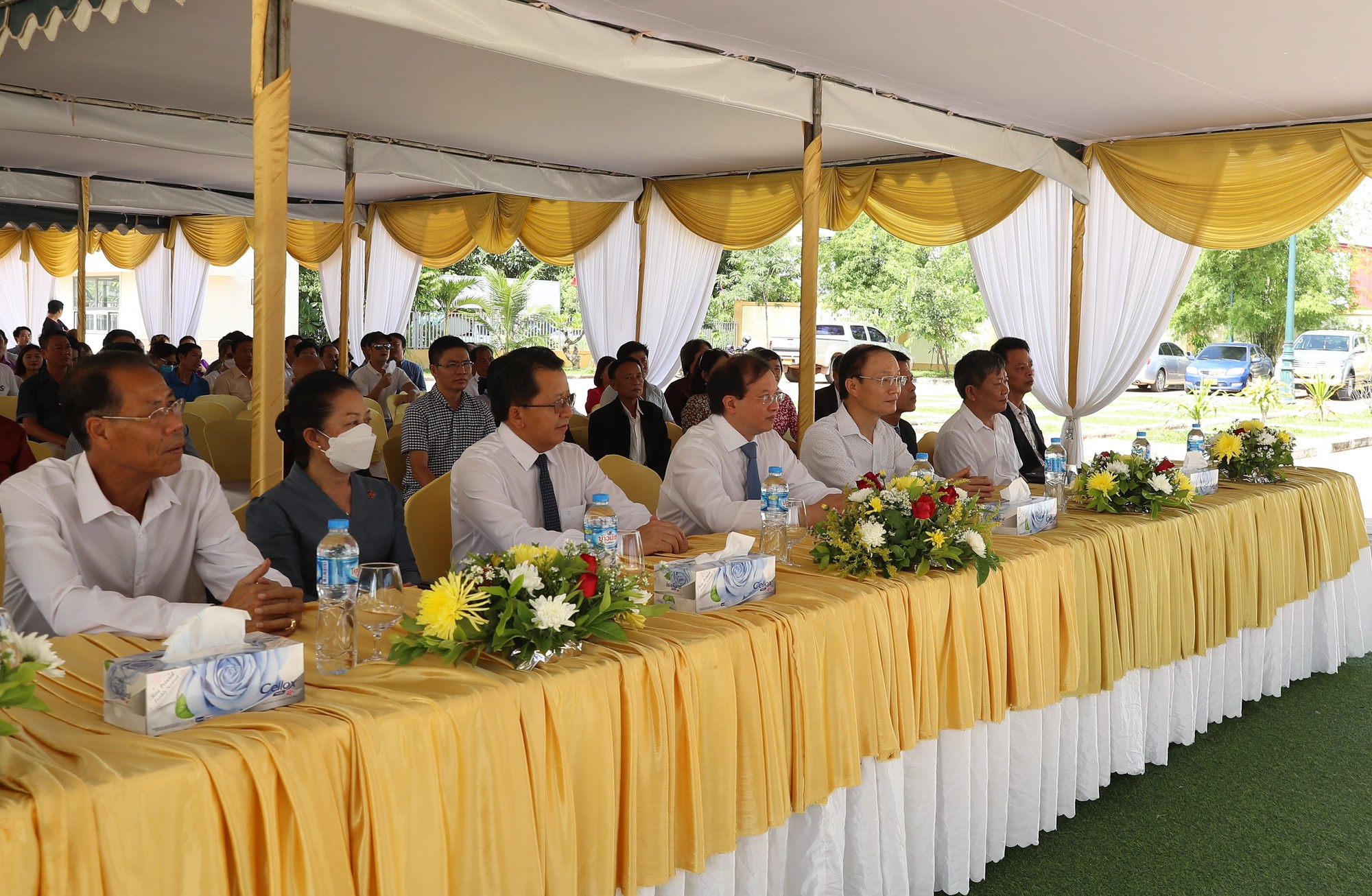 Khai mạc Trại điêu khắc và vẽ tranh cổ động tại Lào - Ảnh 1.