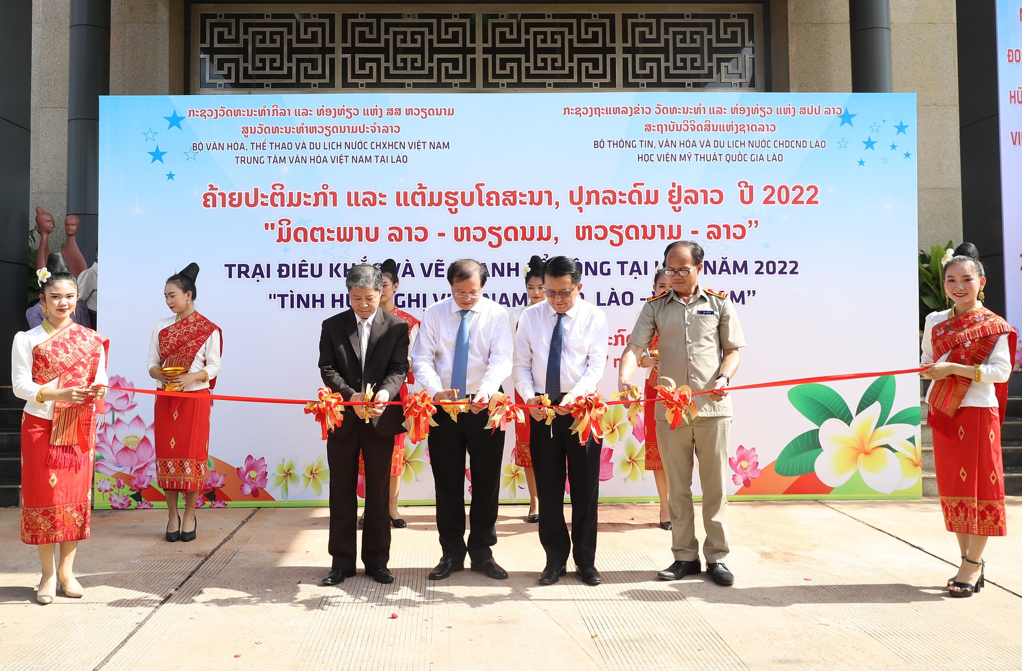 Khai mạc Trại điêu khắc và vẽ tranh cổ động tại Lào - Ảnh 2.