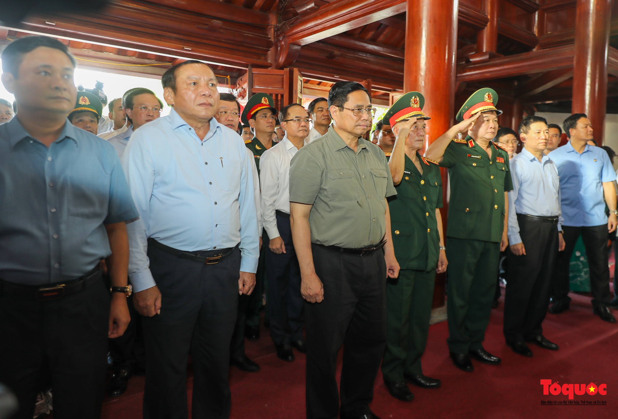 Thủ tướng dâng hương tưởng niệm Chủ tịch Hồ Chí Minh, tri ân anh hùng, liệt sĩ tại nghĩa trang liệt sĩ quốc tế Việt - Lào - Ảnh 2.