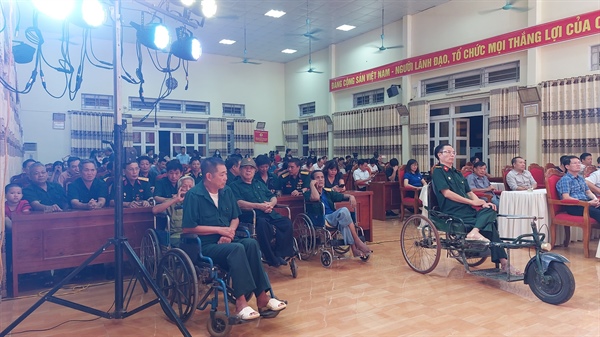 Công đoàn Bộ VHTTDL thăm, tặng quà tri ân và biểu diễn nghệ thuật tại Phú Thọ - Ảnh 2.