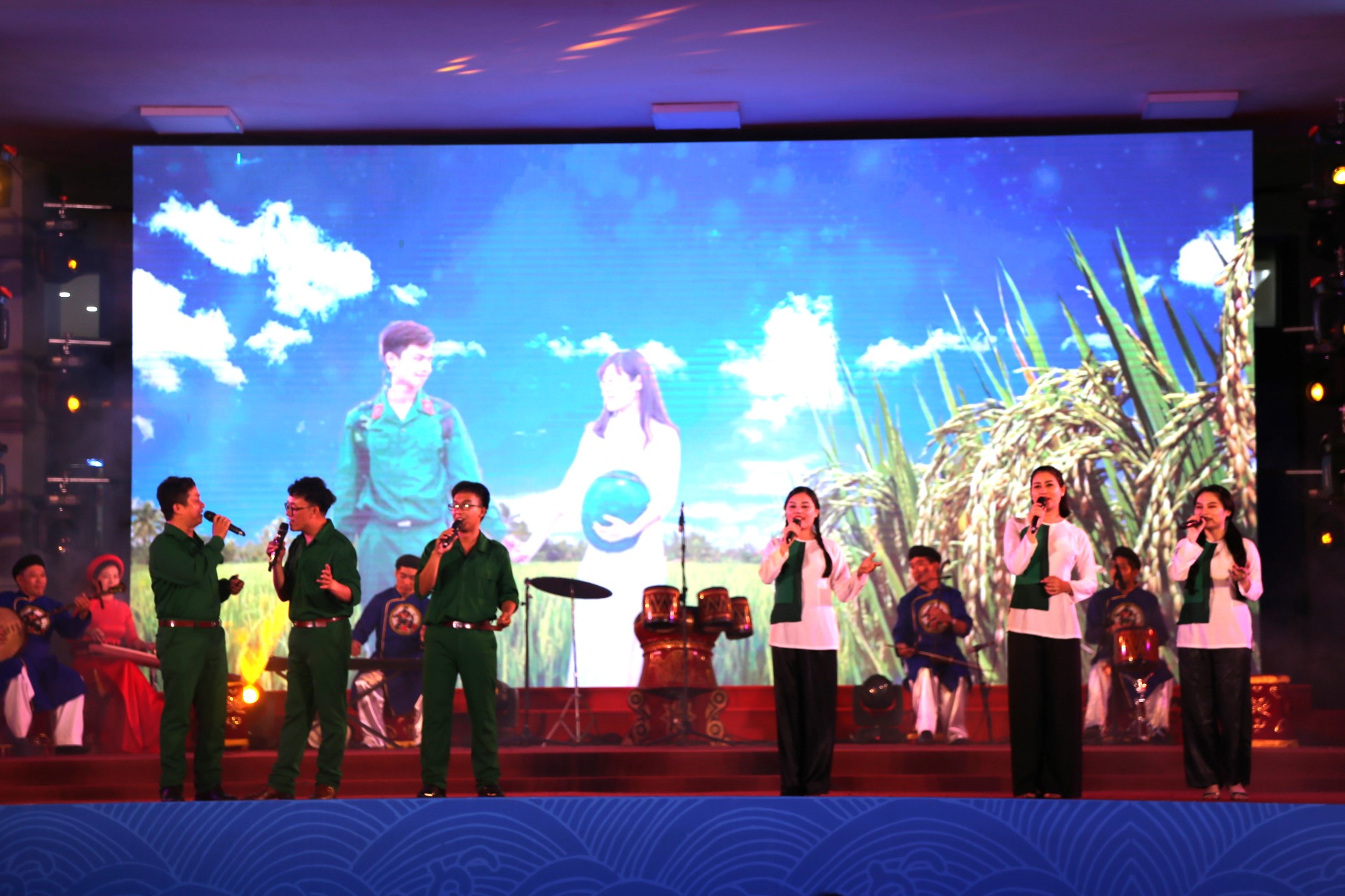 Hai đoàn nghệ thuật cùng giành Huy chương Vàng Hội diễn “Câu hò nối những dòng sông” - Ảnh 1.