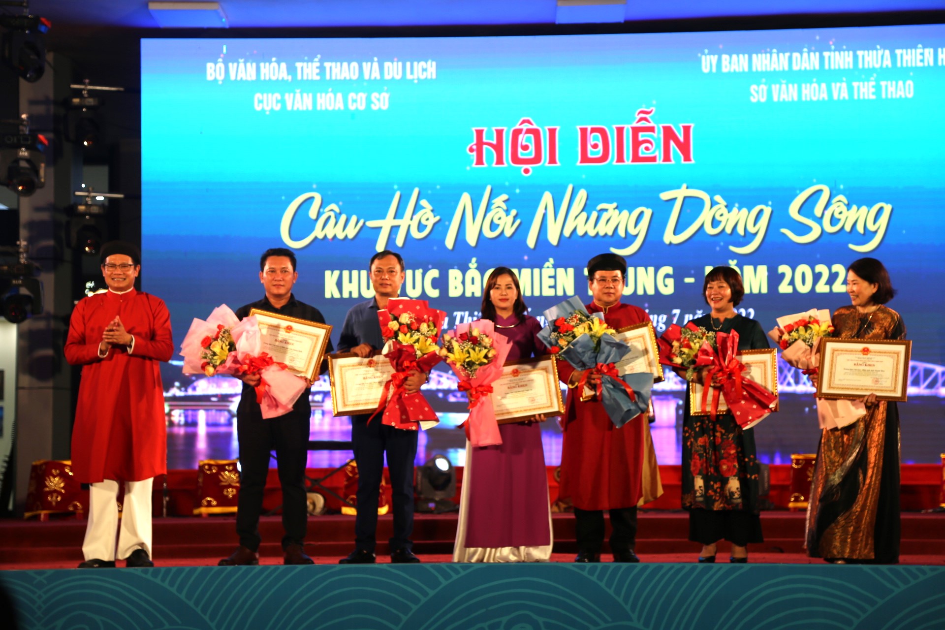 Hai đoàn nghệ thuật cùng giành Huy chương Vàng Hội diễn “Câu hò nối những dòng sông” - Ảnh 2.