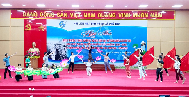 Phú Thọ: Liên hoan tuyên truyền lưu động và Triển lãm tranh cổ động kỷ niệm 60 năm Bác Hồ về thăm tỉnh - Ảnh 2.