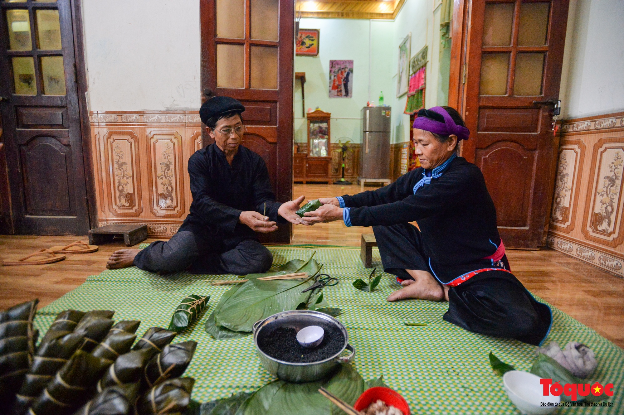 Bánh chưng đen - Tinh hoa ẩm thực của người Tày Bắc Hà - Ảnh 1.
