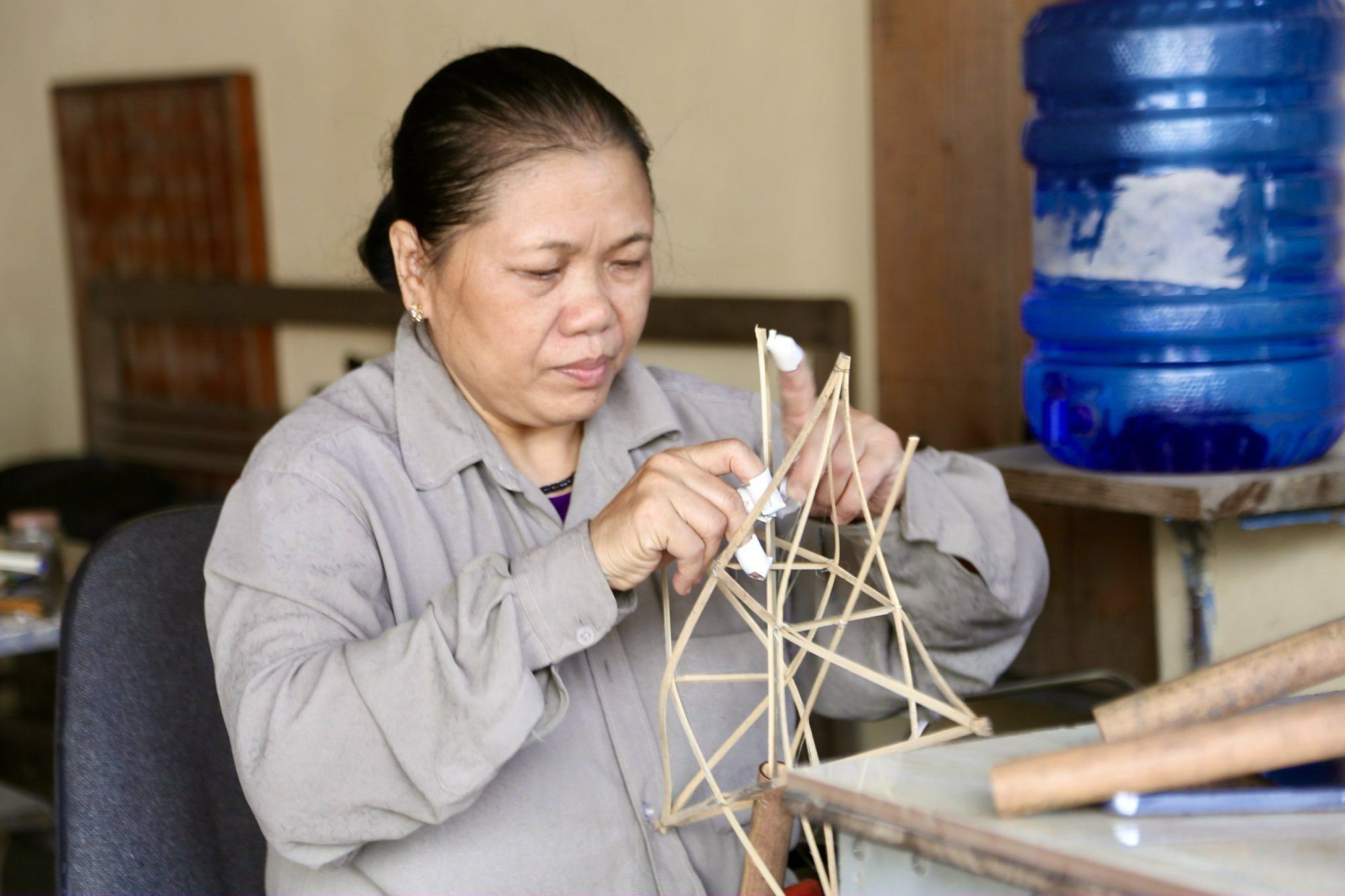 Nghệ nhân giữ hồn văn hóa dân gian qua đồ chơi Trung thu truyền thống - Ảnh 1.