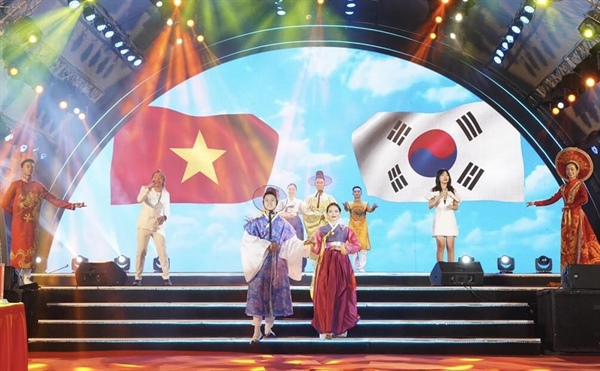 Giao lưu nghệ thuật kỷ niệm 30 năm thiết lập quan hệ Việt Nam-Hàn Quốc - Ảnh 1.