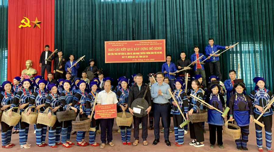 Lào Cai: Ra mắt mô hình dân ca, dân vũ truyền thống dân tộc Hà Nhì - Ảnh 2.