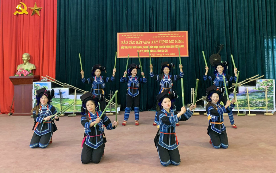 Lào Cai: Ra mắt mô hình dân ca, dân vũ truyền thống dân tộc Hà Nhì - Ảnh 1.