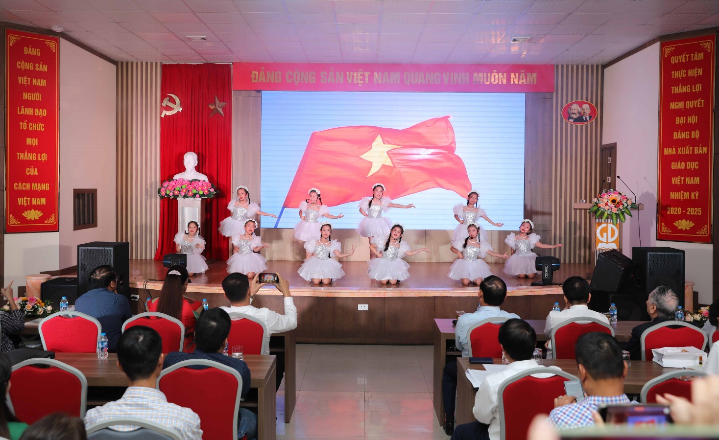 Trao giải cuộc thi sáng tác “Trang sách tôi yêu” - Ảnh 1.
