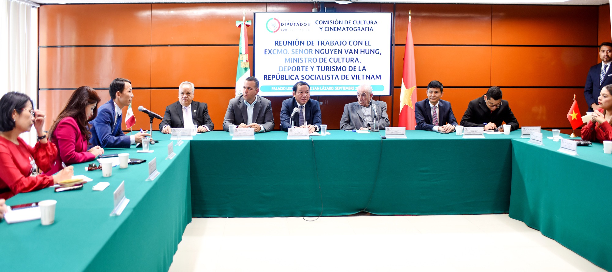 Bộ trưởng Nguyễn Văn Hùng làm việc với Chủ nhiệm Ủy ban Hạ viện Mexico về văn hóa và điện ảnh - Ảnh 1.