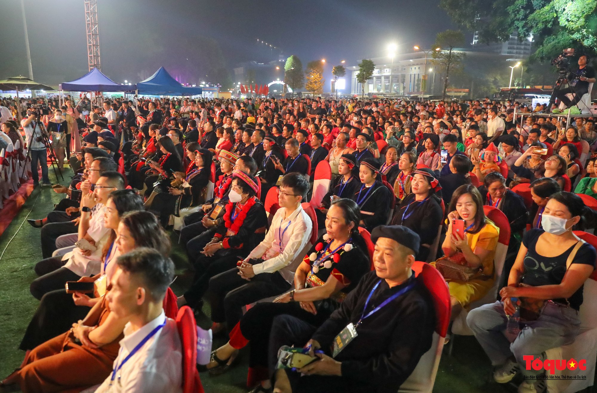 “Văn hóa không có sự cao thấp, nhỏ hay lớn mà chỉ có sự đa dạng, nét đặc sắc tiêu biểu cần được tôn trọng, tôn vinh, phát huy, giữ gìn” - Ảnh 3.