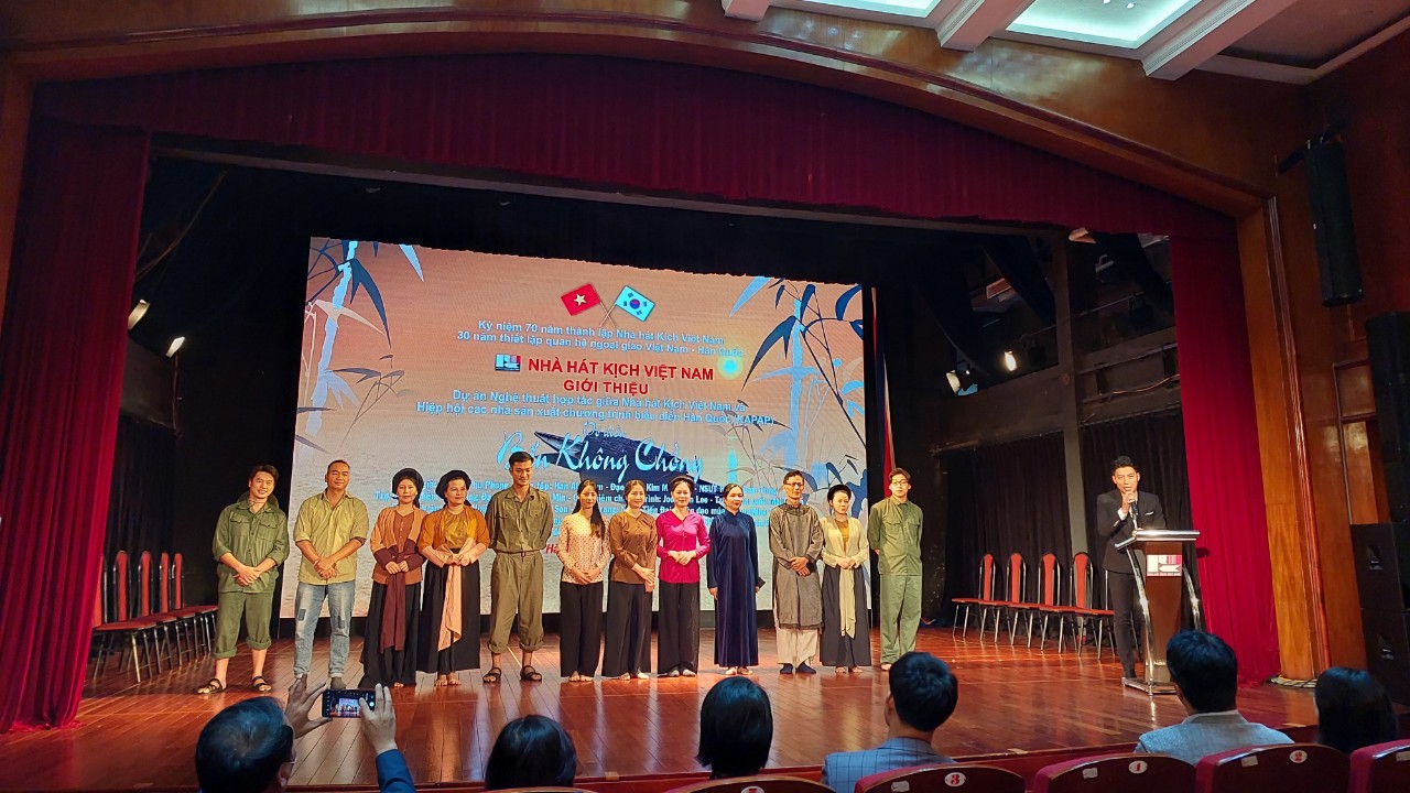 Nhà hát Kịch Việt Nam mang "Bến không chồng" sang Hàn Quốc - Ảnh 1.