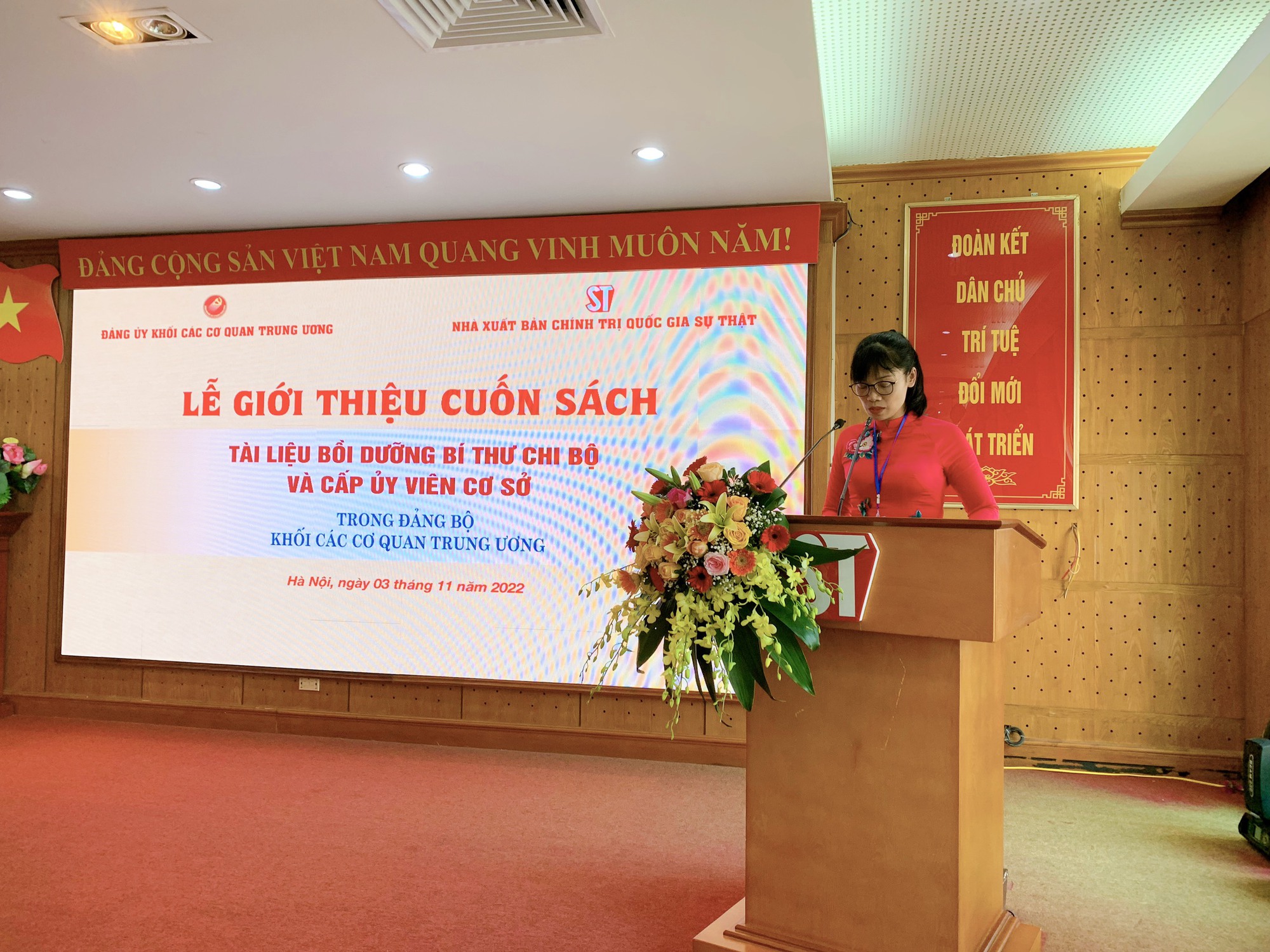 Ra mắt cuốn sách tài liệu bồi dưỡng nghiệp vụ công tác đảng - Ảnh 2.