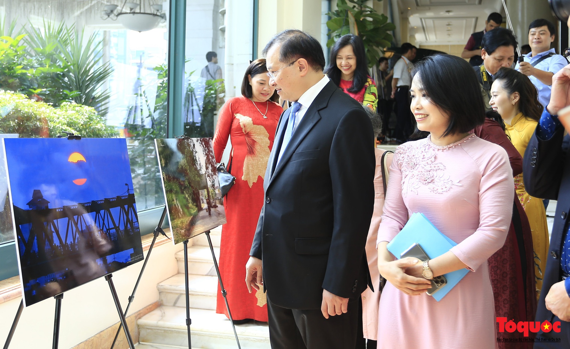 Chùm ảnh: Khai mạc triển lãm Bối cảnh quay phim là các di tích, di sản văn hóa của Hà Nội  - Ảnh 10.