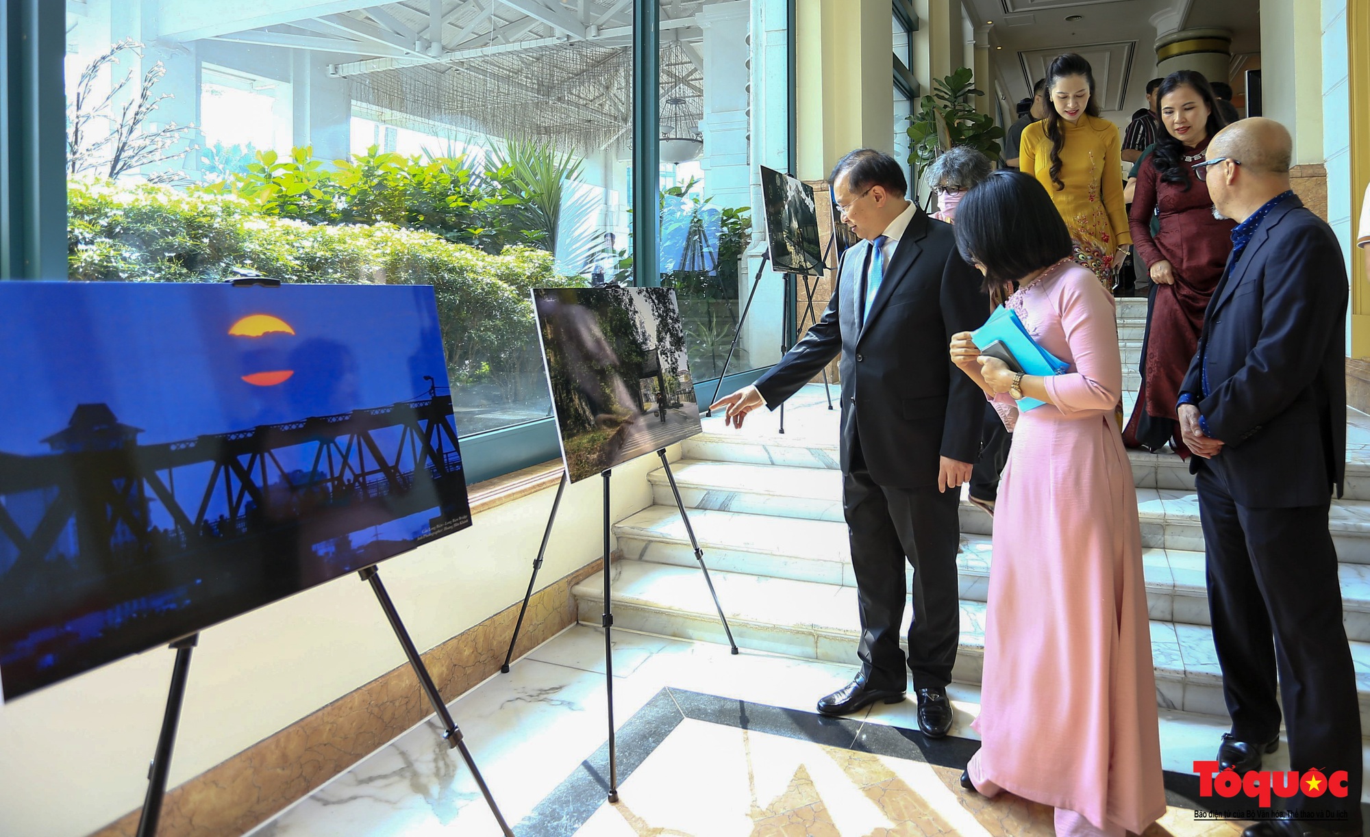 Chùm ảnh: Khai mạc triển lãm Bối cảnh quay phim là các di tích, di sản văn hóa của Hà Nội  - Ảnh 6.