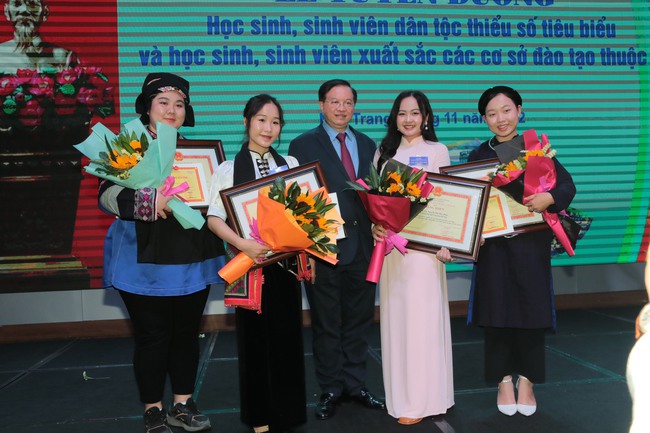 Hội nghị tuyên dương học sinh, sinh viên dân tộc thiểu số tiêu biểu, xuất sắc thuộc Bộ VHTTDL - Ảnh 3.