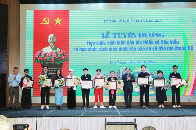 Hội nghị tuyên dương học sinh, sinh viên dân tộc thiểu số tiêu biểu, xuất sắc thuộc Bộ VHTTDL - Ảnh 2.