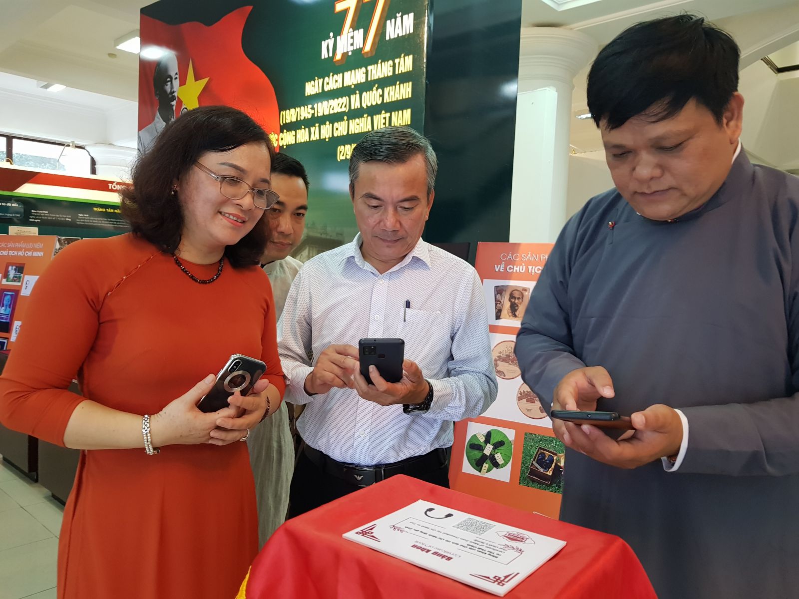 Thừa Thiên Huế: Ra mắt hệ thống thuyết minh tự động và sản phẩm lưu niệm về Bác Hồ - Ảnh 2.
