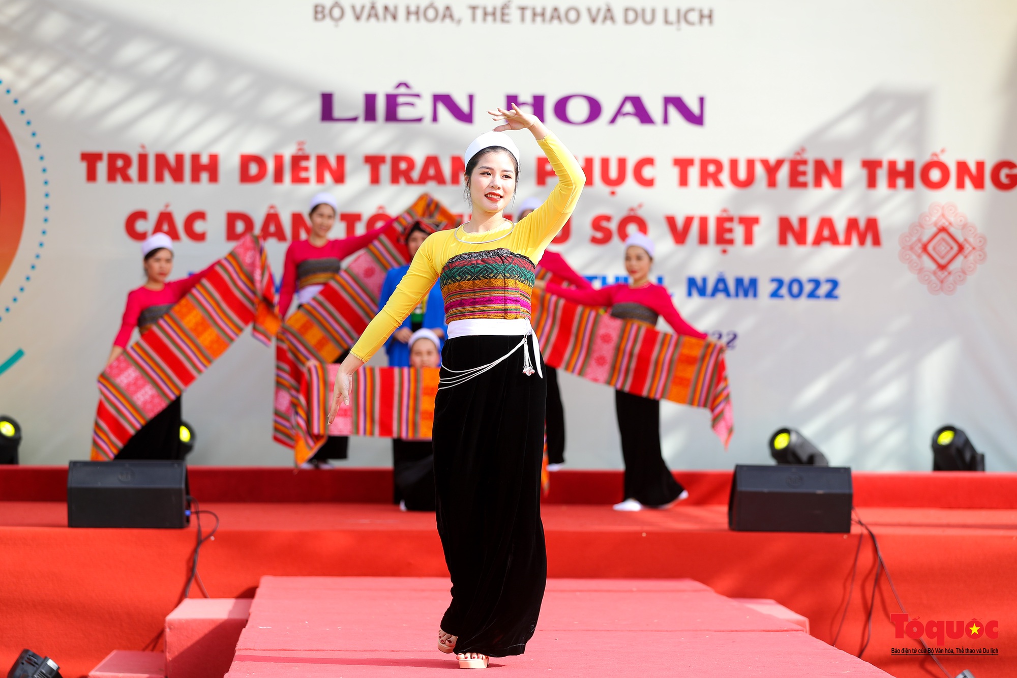 Nỗ lực bảo tồn phát huy trang phục truyền thống các dân tộc thiểu số - Ảnh 2.