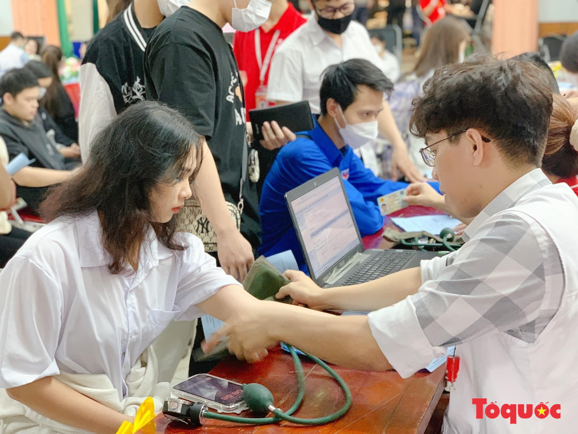 Tiếp nhận hơn 300 đơn vị máu tại Lễ phát động hiến máu tình nguyện năm 2022 - Ảnh 8.