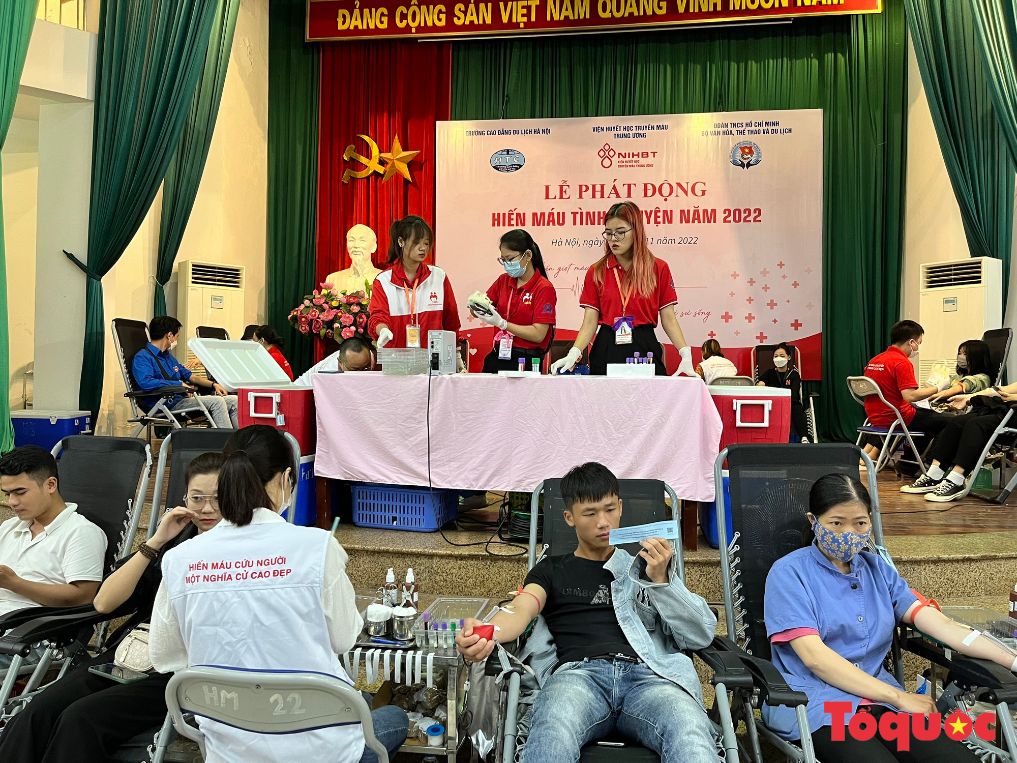 Tiếp nhận hơn 300 đơn vị máu tại Lễ phát động hiến máu tình nguyện năm 2022 - Ảnh 4.
