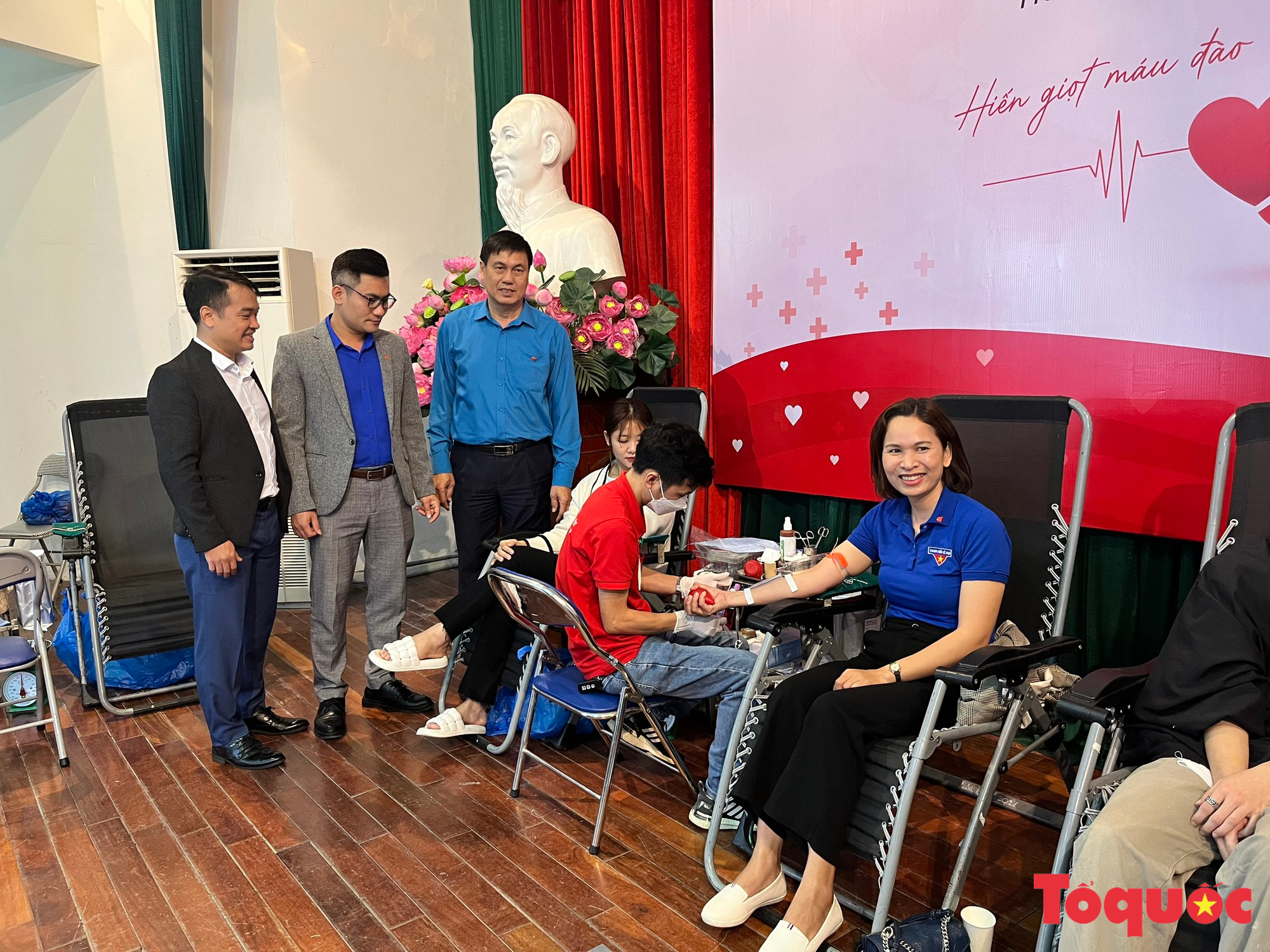 Tiếp nhận hơn 300 đơn vị máu tại Lễ phát động hiến máu tình nguyện năm 2022 - Ảnh 5.