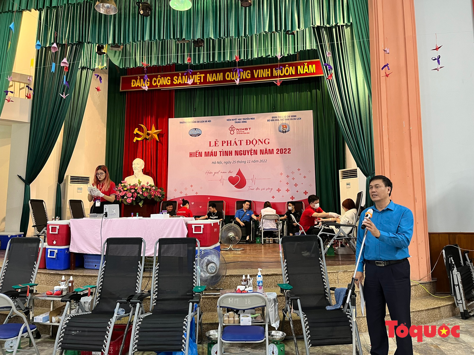 Tiếp nhận hơn 300 đơn vị máu tại Lễ phát động hiến máu tình nguyện năm 2022 - Ảnh 1.